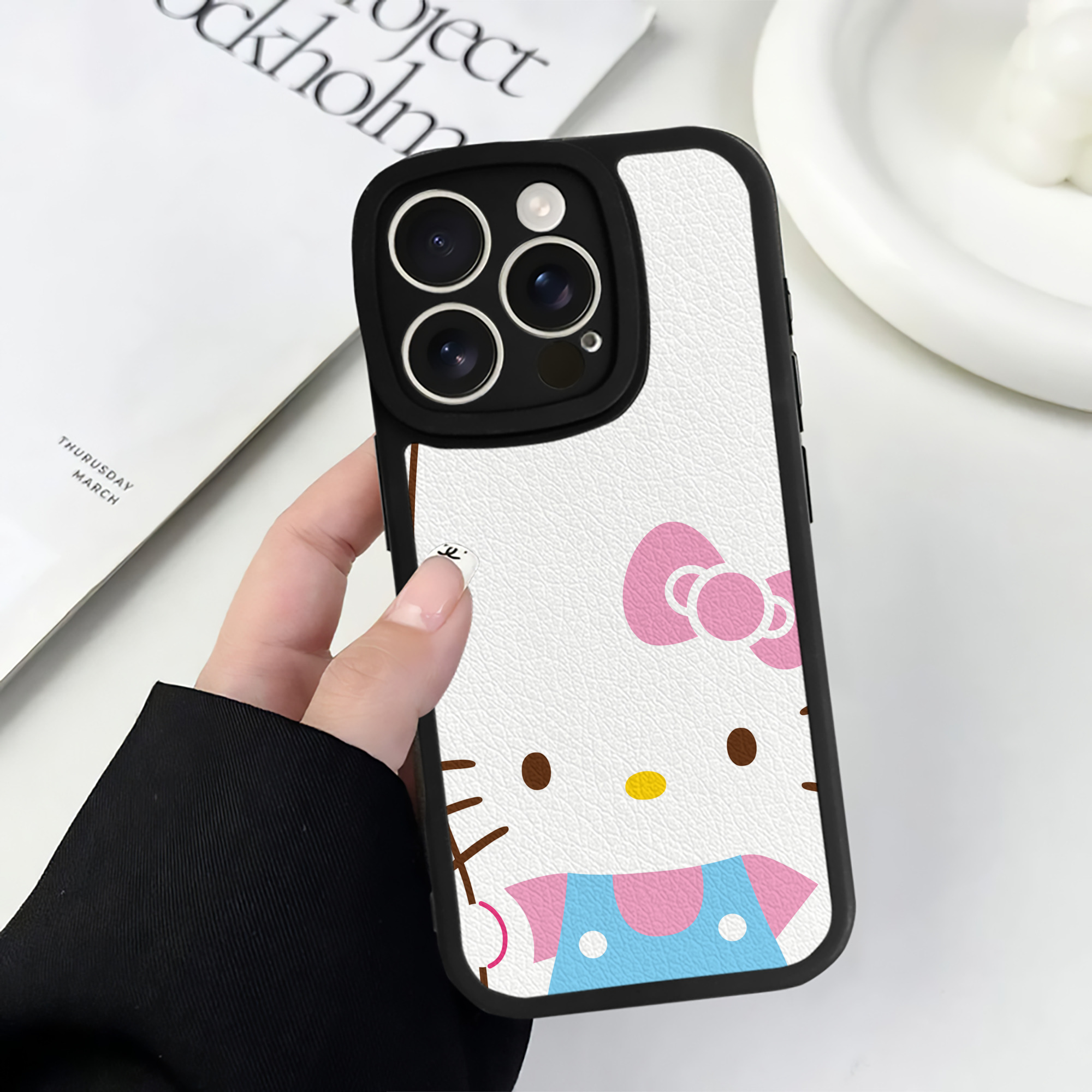 （画像用） Hello Kitty ハローキティ 【iPhone 16シリーズ対応】シリコンスマホケース（レザー調） 材質：シリコン